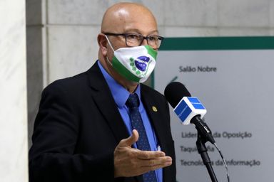 Governador Ratinho Junior sanciona lei da campanha pelo fim da violência contra a mulher