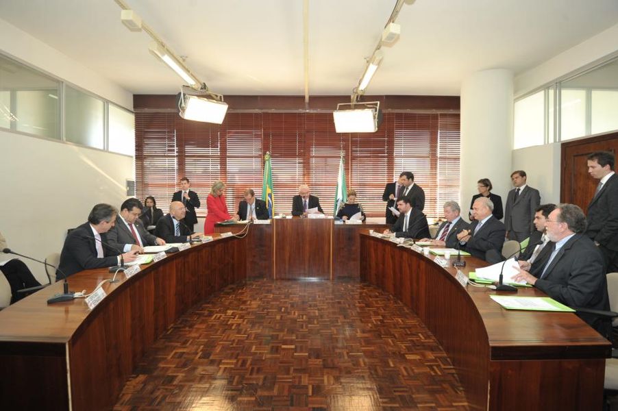 Parlamentares reunidos durante a CCJ desta terça-feira (24). 