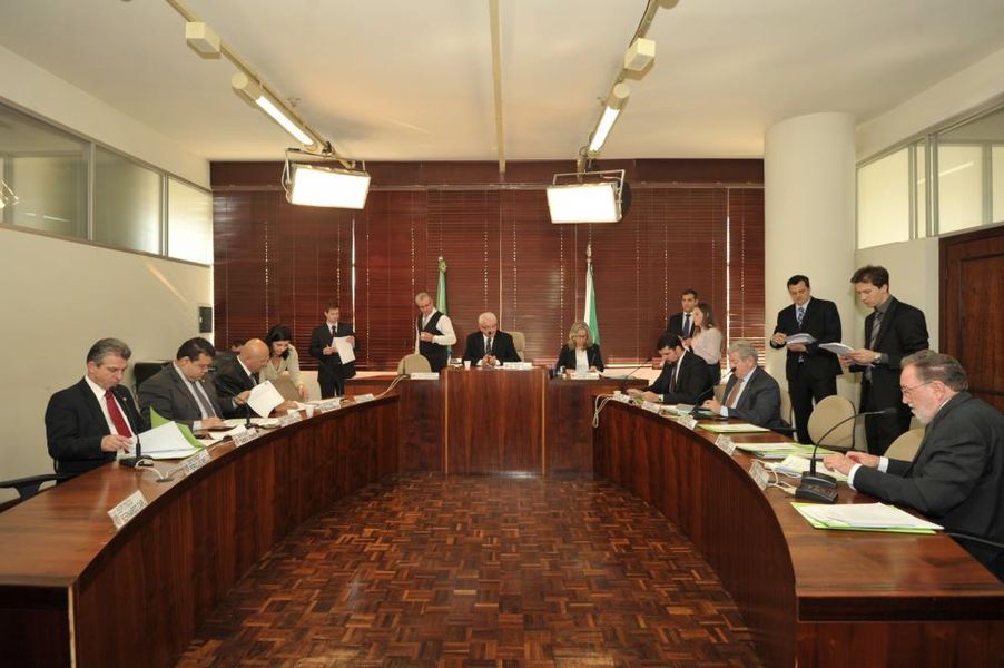 Parlamentares reunidos durante a CCJ na Sala das Comissões da Alep.