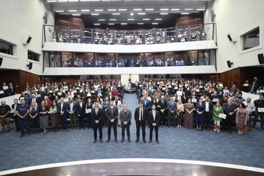 Assembleia homenageia juristas paranaenses em sessão solene com cerca de 700 participantes