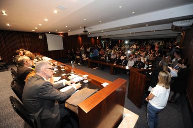 Discussões acaloradas marcam audiência pública para discutir situação dos imigrantes