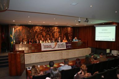 Especialistas debatem formas de coibir a violência nas escolas