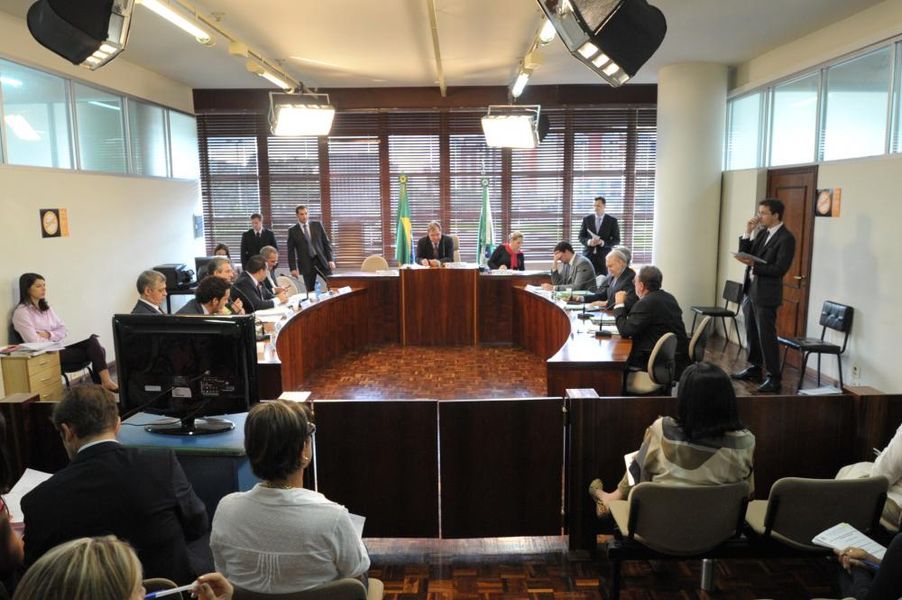 Parlamentares reunidos na CCJ desta terça-feira (11). 