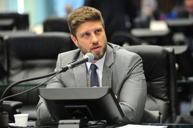 Projeto que reduz imposto sobre vinho não estende benefício a demais bebidas
