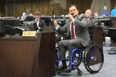 Deputado utiliza cadeira de rodas para representar as pessoas com deficiência