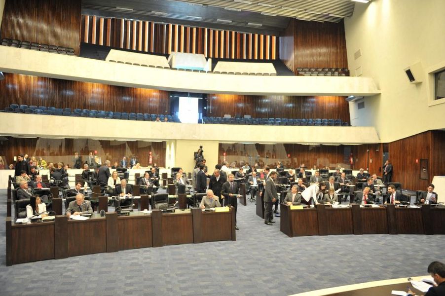 Deputados reunidos na sessão plenária desta terça-feira (18) na Alep.