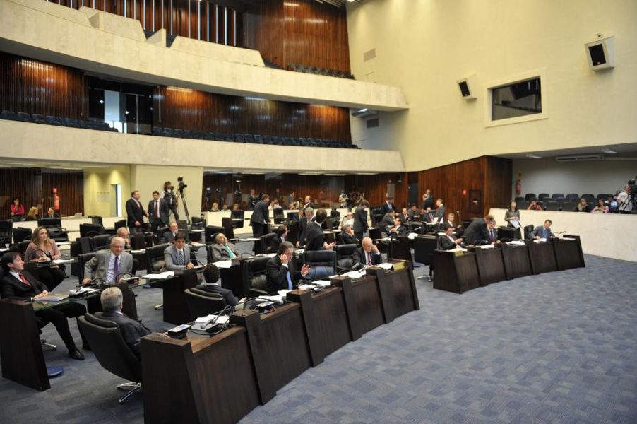 Deputados do Legislativo paranaense reunidos na sessão plenária desta quarta-feira (24).