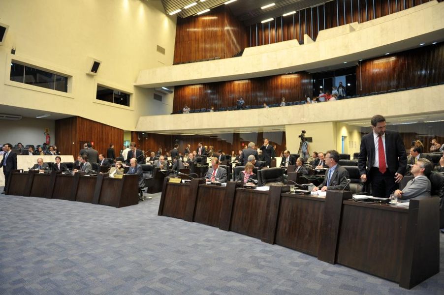 Parlamentares reunidos no plenário durante a sessão desta terça-feira (22).