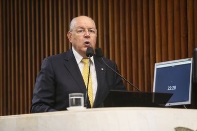 Luiz Carlos Hauly fala aos deputados sobre a proposta de Reforma Tributária
