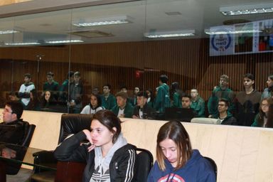 Alunos de colégio em visita à Assembleia são surpreendidos com aulão do Enem no Plenário