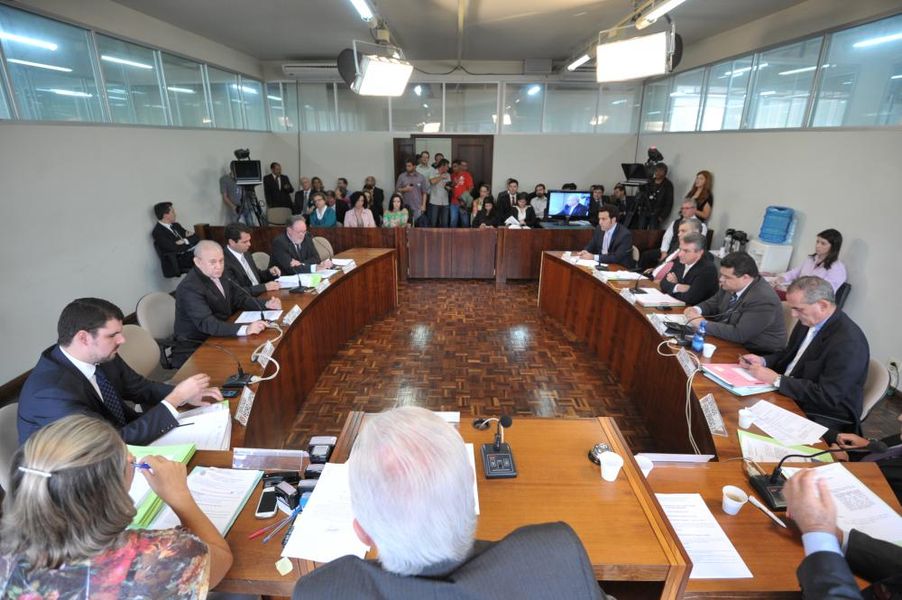 Parlamentares reunidos na CCJ desta terça-feira (18).