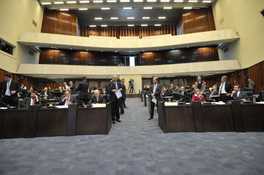 Parlamentares reunidos no plenário durante a sessão desta terça-feira (01).