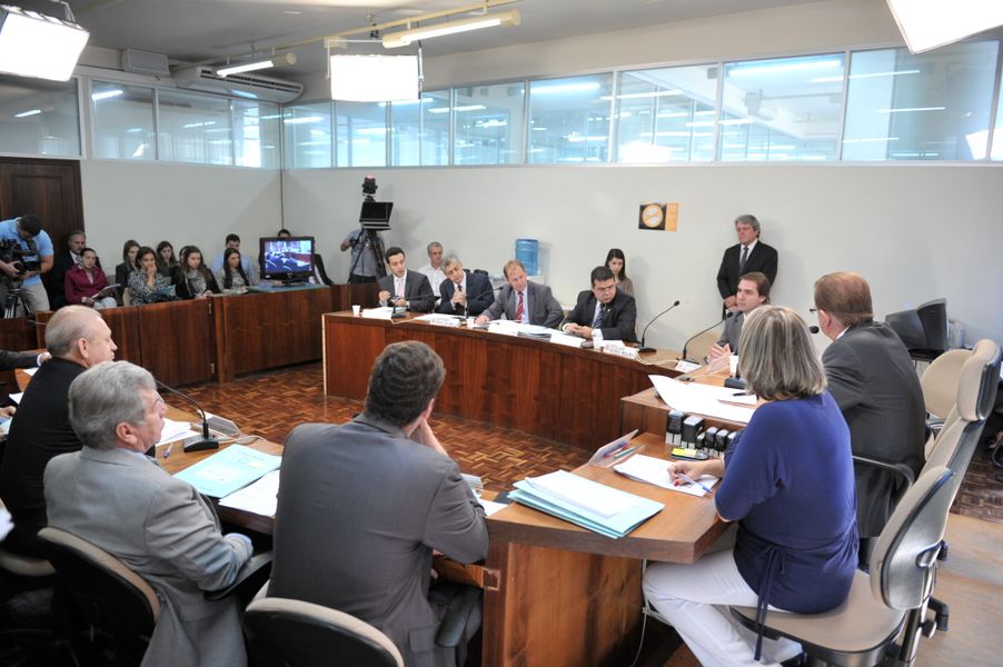 Parlamentares reunidos na CCJ desta terça feira (16)