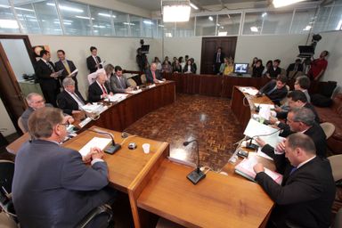 CCJ aprova projeto de reajuste para professores das universidades estaduais