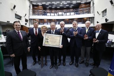 Médico Renato Valmassoni Pinho recebe título de Cidadão b Benemérito do Paraná