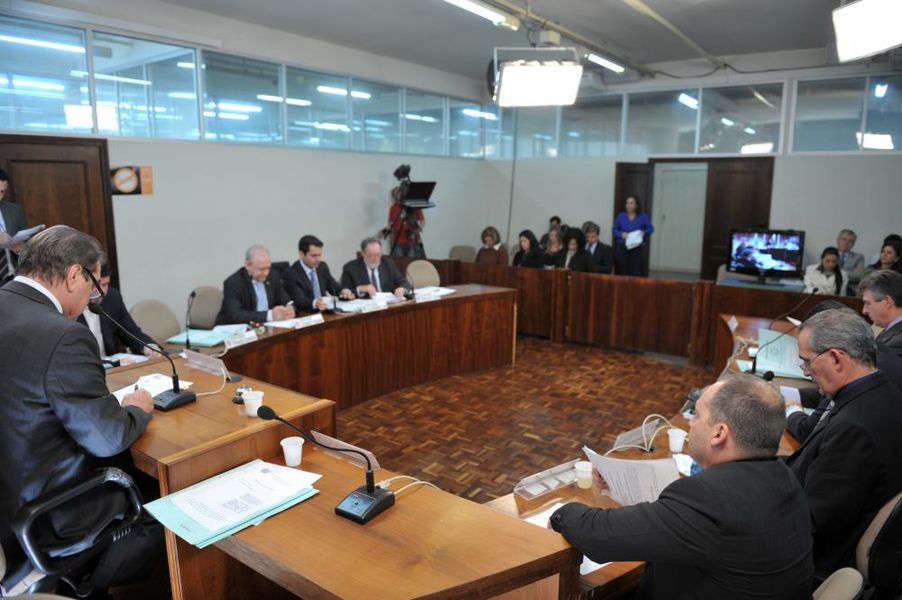Parlamentares reunidos na CCJ desta terça-feira (13). 