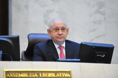 Traiano promulga reajuste de 2,76% para servidores do Legislativo, do TJ, da Defensoria, do MPPR e do TCE
