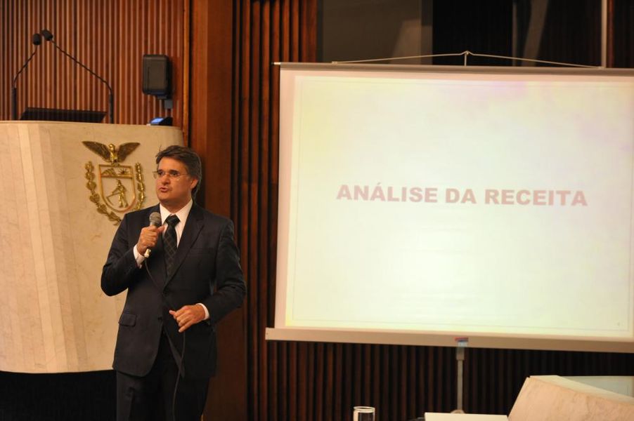 Secretário de Estado da Fazenda, Luiz Eduardo Sebastiani, durante a sessão plenária desta terça-feira (16). 