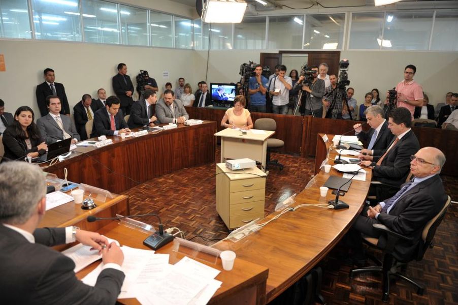 Parlamentares reunidos na CPI dos Pedágios