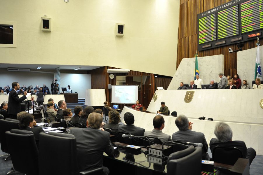 Parlamentares reunidos na sessão plenária extraordinária desta terça-feira (28).