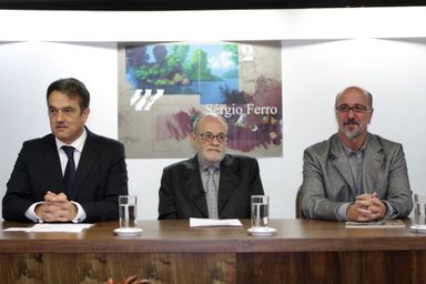 Assembleia entrega título de Cidadão Benemérito ao artista plástico Sérgio Ferro