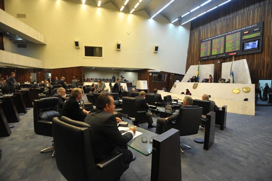 Deputados reunidos durante a sessão plenária desta quarta-feira (14).