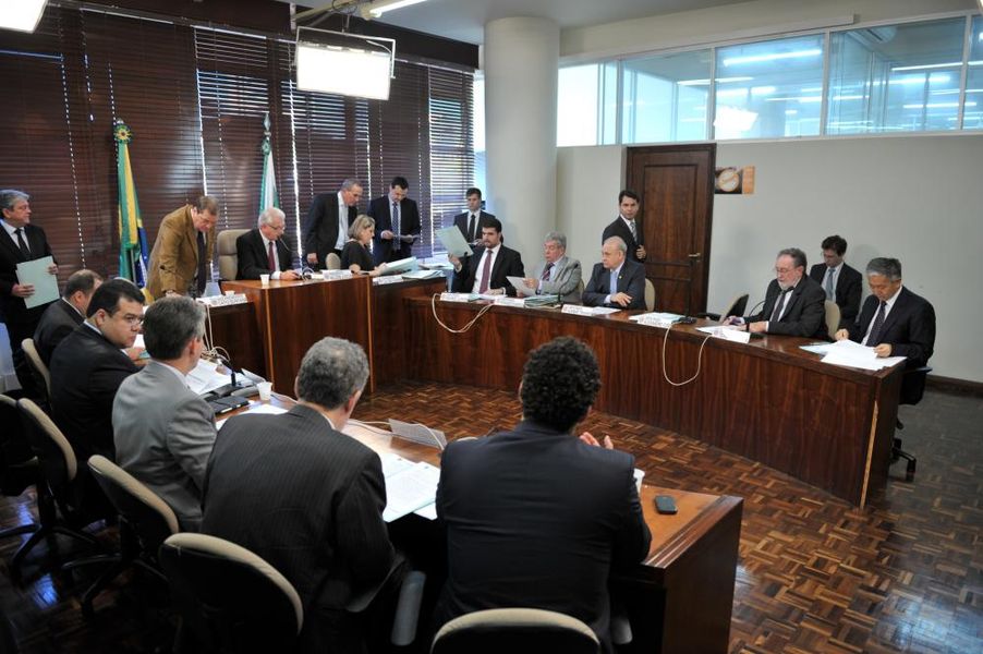 Parlamentares reunidos na CCJ desta terça-feira (10).