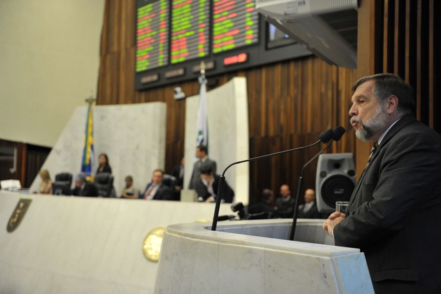 Vice-governador e secretário estadual de educação Flávio Arns na tribuna da Alep durante sessão plenária.