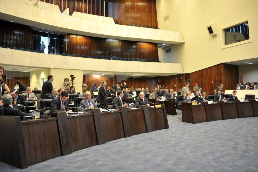 Visão geral do plenário durante a sessão desta segunda-feira (09).