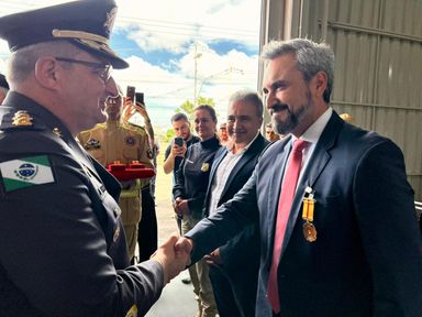 Em Guarapuava, deputado Fabio Oliveira (Podemos) recebe honraria por trabalho junto aos Bombeiros