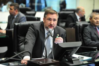 Assembleia Legislativa homenageia bombeiro de folga, que mesmo sem equipamentos, realizou resgate em rio em Paula Freitas (PR)