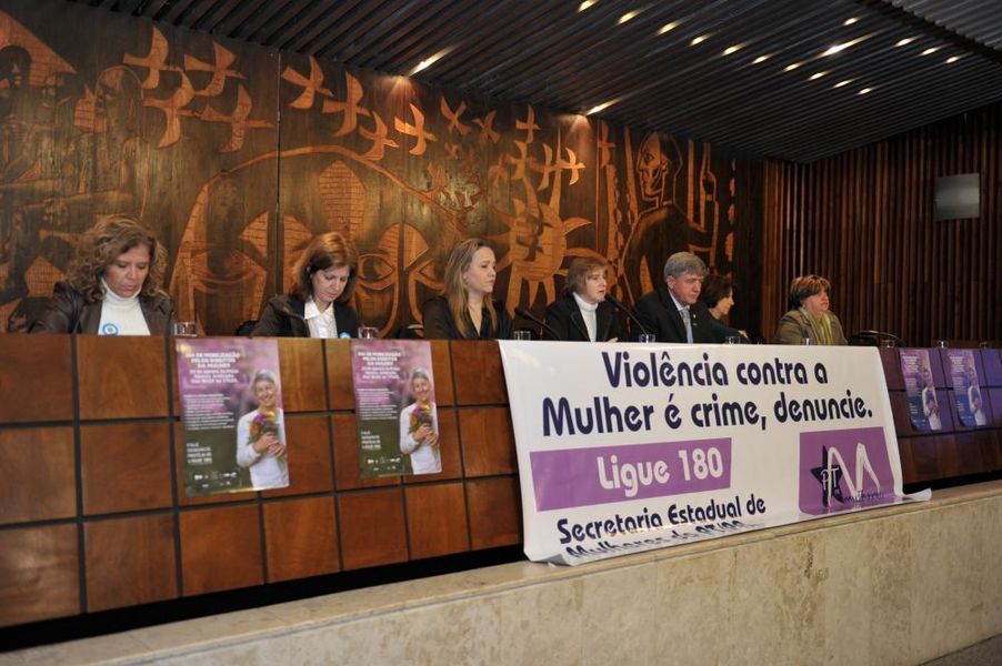Composição da mesa no seminário que discute os 7 anos da Lei Maria da Penha.