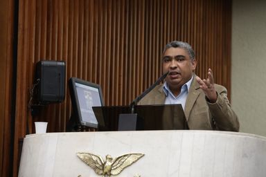 Centrais Sindicais entregam aos deputados documento com diretrizes que tratam de emprego, direitos e defesa da democracia