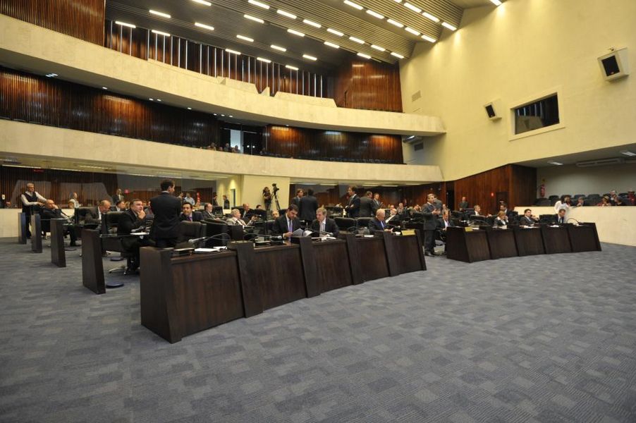 Deputados reunidos durante a sessão plenária desta terça-feira (13).
