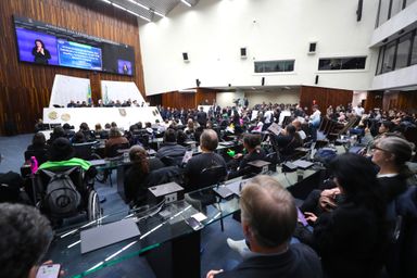Audiência pública e caminhada reúnem centenas de participantes na luta contra ação que afeta escolas especializadas do Paraná