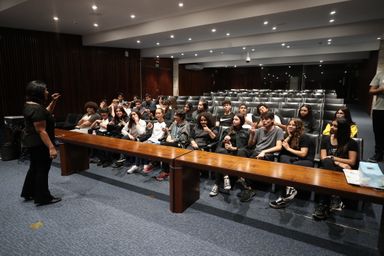 Alunos do Colégio Marista de Araucária visitam a Assembleia