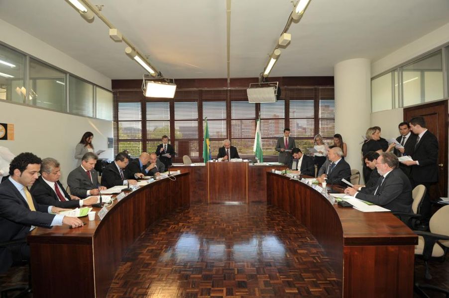 Parlamentares reunidos na CCJ desta terça-feira (28).