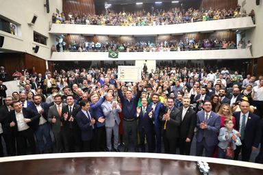 Jair Bolsonaro recebe o título de cidadania honorária do Paraná