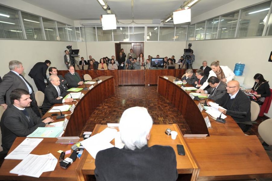 Parlamentares reunidos na CCJ desta terça-feira (01).
