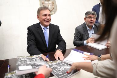 Trajetória de Alvaro Dias é celebrada com lançamento de livro na Assembleia