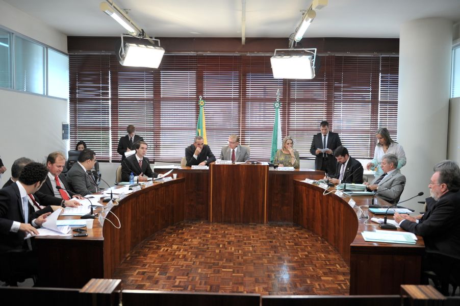 Deputados da Assembleia Legislativa do Paraná reunidos na CCJ