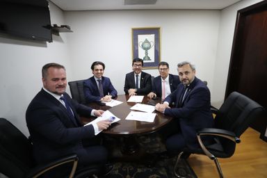 Projeto que proíbe venda de leite em pó importado e reidratado no Paraná avança na Comissão de Indústria e Comércio