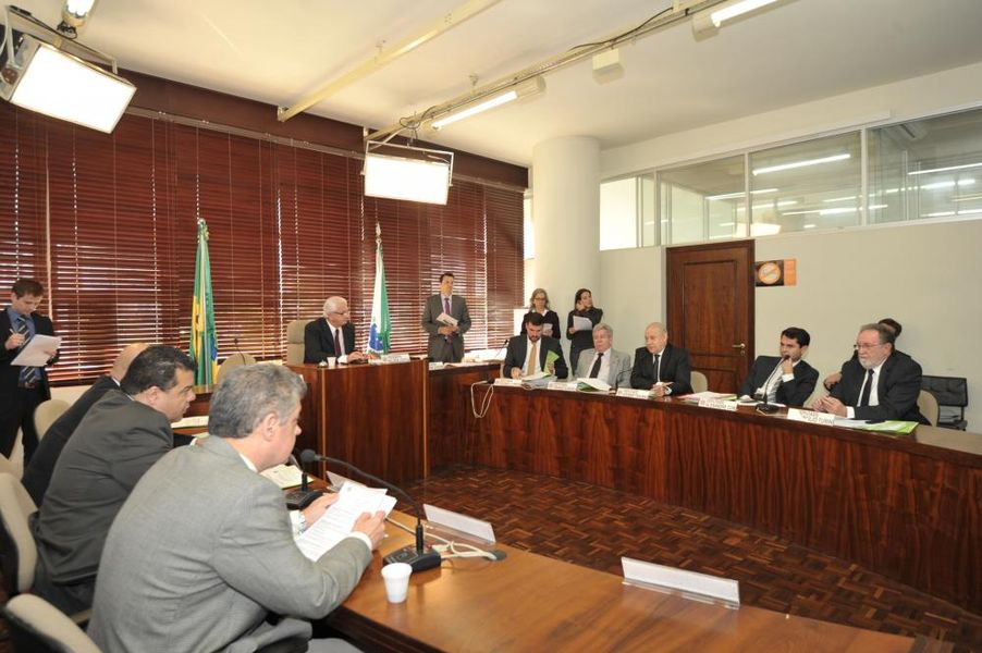 Parlamentares reunidos na CCJ desta terça-feira (12).