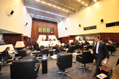 Projeto que obriga prestadores de serviço a informar sobre o fim de descontos passa em primeira votação