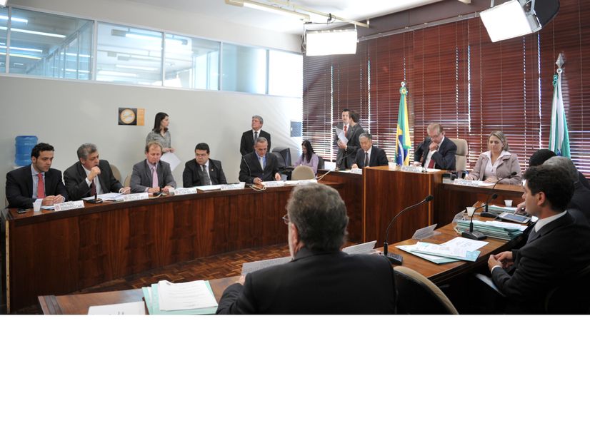 CCJ reunida na sala das comissões da Alep.
