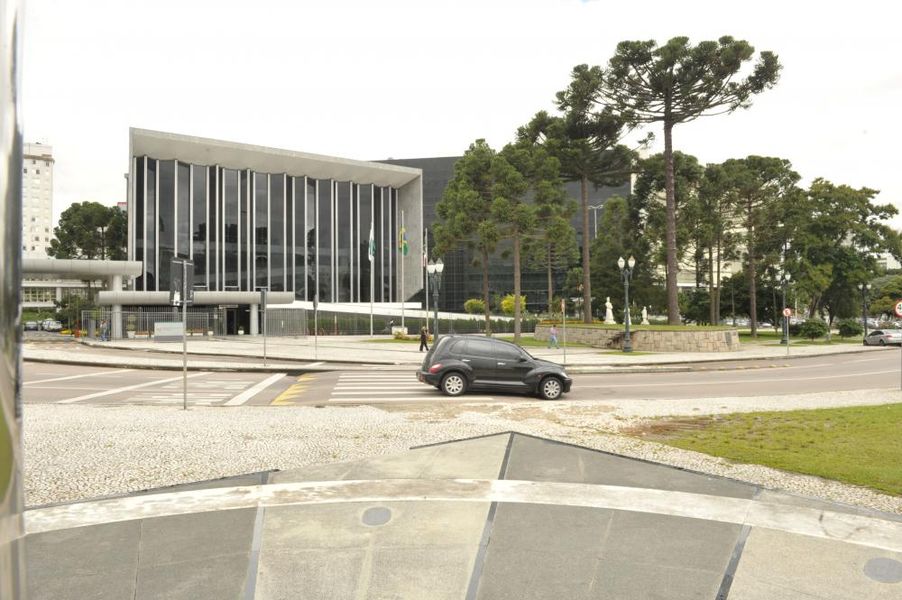 Fachada da Assembleia Legislativa do Paraná.