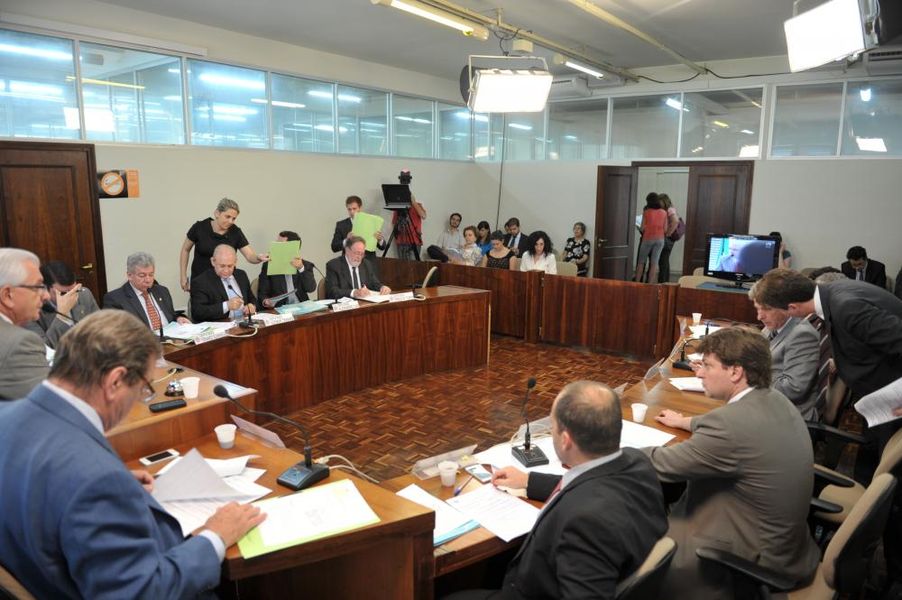 Parlamentares reunidos na CCJ desta terça-feira (10). 