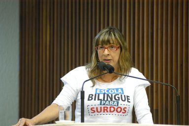Professora apresenta reivindicações da comunidade surda, durante sessão da Assembleia