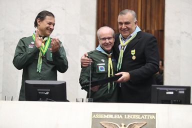 Em Sessão Solene, deputado Ney Leprevost (União) recebe a Medalha Gratidão de Ouro da União dos Escoteiros do Brasil