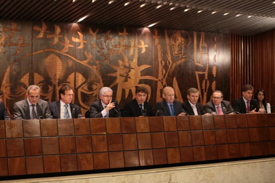 Deputados da Alep reunem-se com representantes da Associação dos Municípios do Paraná (AMP).